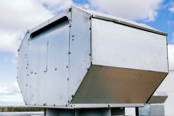 Quelle est la meilleure manière d'installer un récupérateur de chaleur pour une cheminée ouverte ?