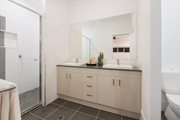 Quels sont les avantages des planchers chauffants à eau pour une maison écologique?