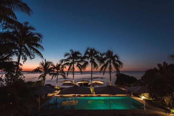 Comment utiliser des matériaux naturels pour créer un espace de détente autour de votre piscine?