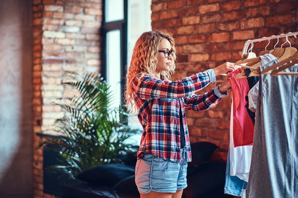 Fabriquer un porte-manteau mural original avec des objets recyclés : guide pratique